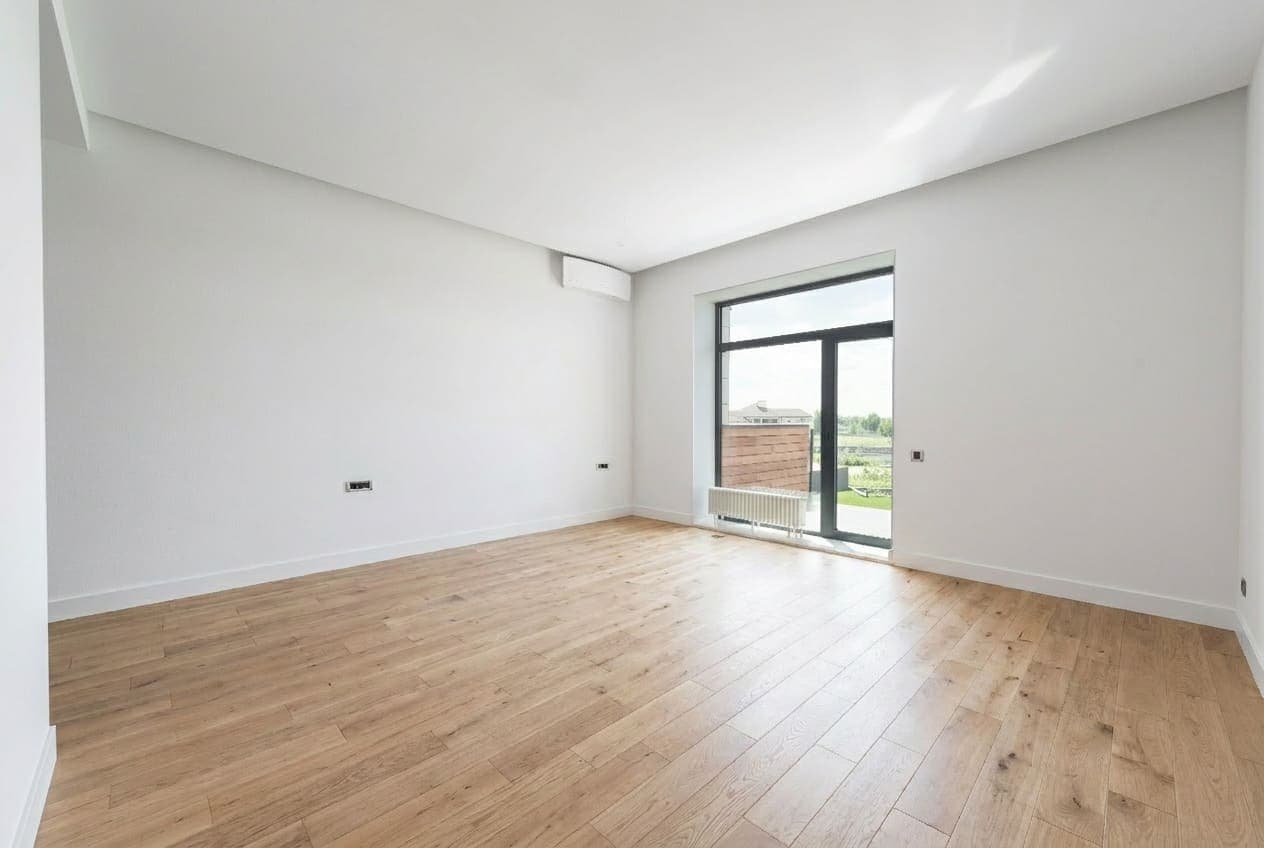 Zimmer mit Holzboden